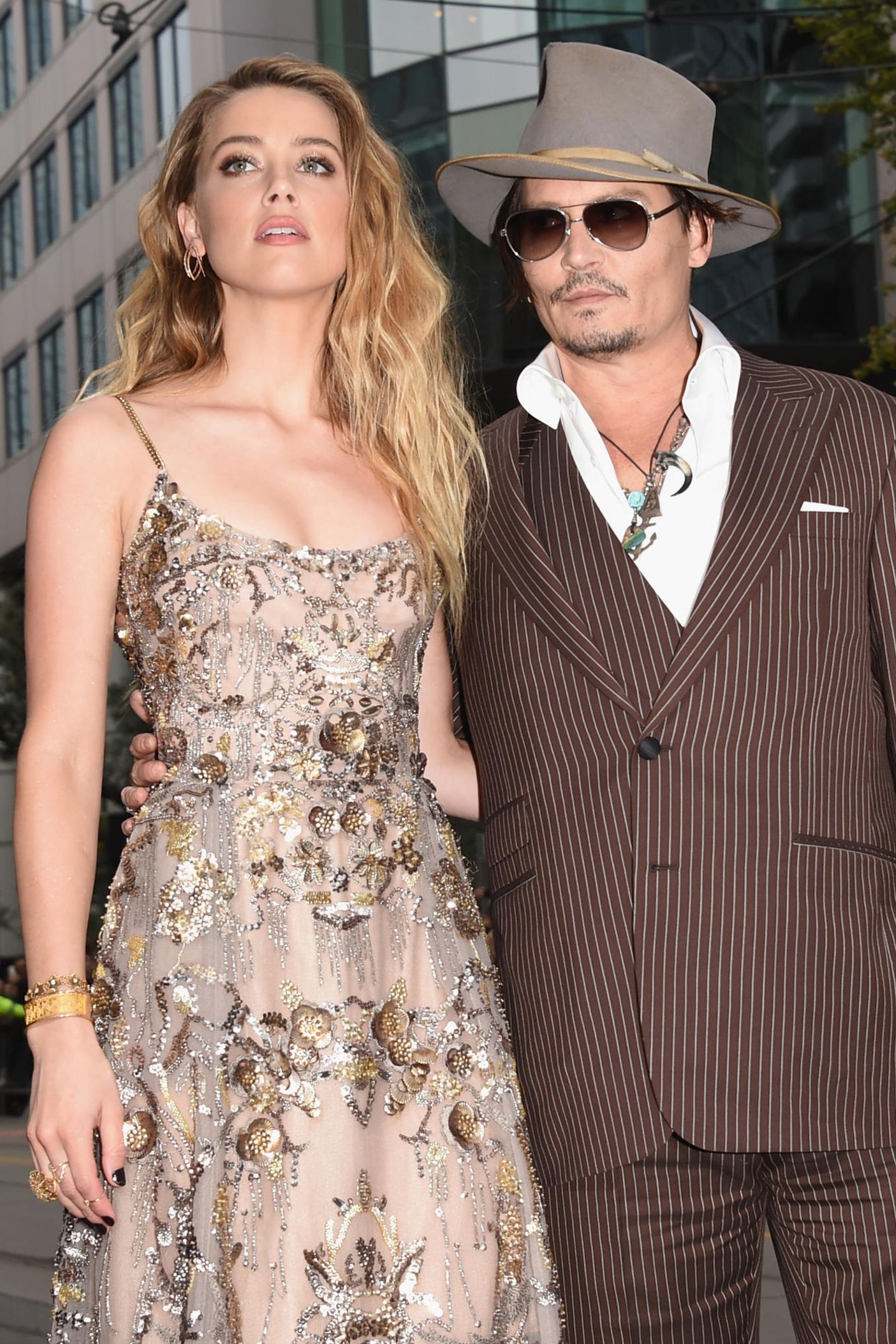 Amber Heard Ehefrau Nummer zwei: Am 4. Februar 2015 heiratet Johnny Depp Amber Heard. Die Schauspielerin ist 23 Jahre jünger als er. Im Mai 2016 reicht Amber die Scheidung ein - er soll sie geschlagen haben. Eine bittere Schlammschlacht vor Gericht ist die Folge.