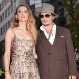 Amber Heard   Ehefrau Nummer zwei: Am 4. Februar 2015 heiratet Johnny Depp Amber Heard. Die Schauspielerin ist 23 Jahre jünger als er. Im Mai 2016 reicht Amber die Scheidung ein - er soll sie geschlagen haben. Eine bittere Schlammschlacht vor Gericht ist die Folge.