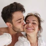 25. Juli 2020  Luca Hänni und Christina Luft sind frisch verliebt! Nachdem das "Let's Dance"-Duo mit seinem ersten Pärchen-Pic gerade erst bekannt gab, dass es nicht nur auf der Tanzfläche ein Paar ist, legt es mit diesem süßen Turtelfoto gleich nach. Überglücklich zeigen sich die beiden bei ihren Malerarbeiten. "Wir haben den Moment genossen und als Team ein kleines Projekt in Angriff genommen", verrät die Profitänzerin dazu auf ihrem Instagram-Profil. Etwa ihr erstes gemeinsames Liebesnest?