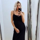 "Ich liebe das neue Kleid!", kommentiert Lena Gercke ihr Selfie bei Instagram. Das schwarze Maxi-Dress aus fließendem Stoff stammt aus ihrer LeGer-Kollektion, wird am Dekolleté geknotet und ist tailliert geschnitten. Die besten Voraussetzungen, um den After-Baby-Body samt Mama-Kurven perfekt in Szene zu setzen. Zum Zeitpunkt dieser Aufnahme ist die Geburt von Tochter Zoe rund zwei Wochen her.