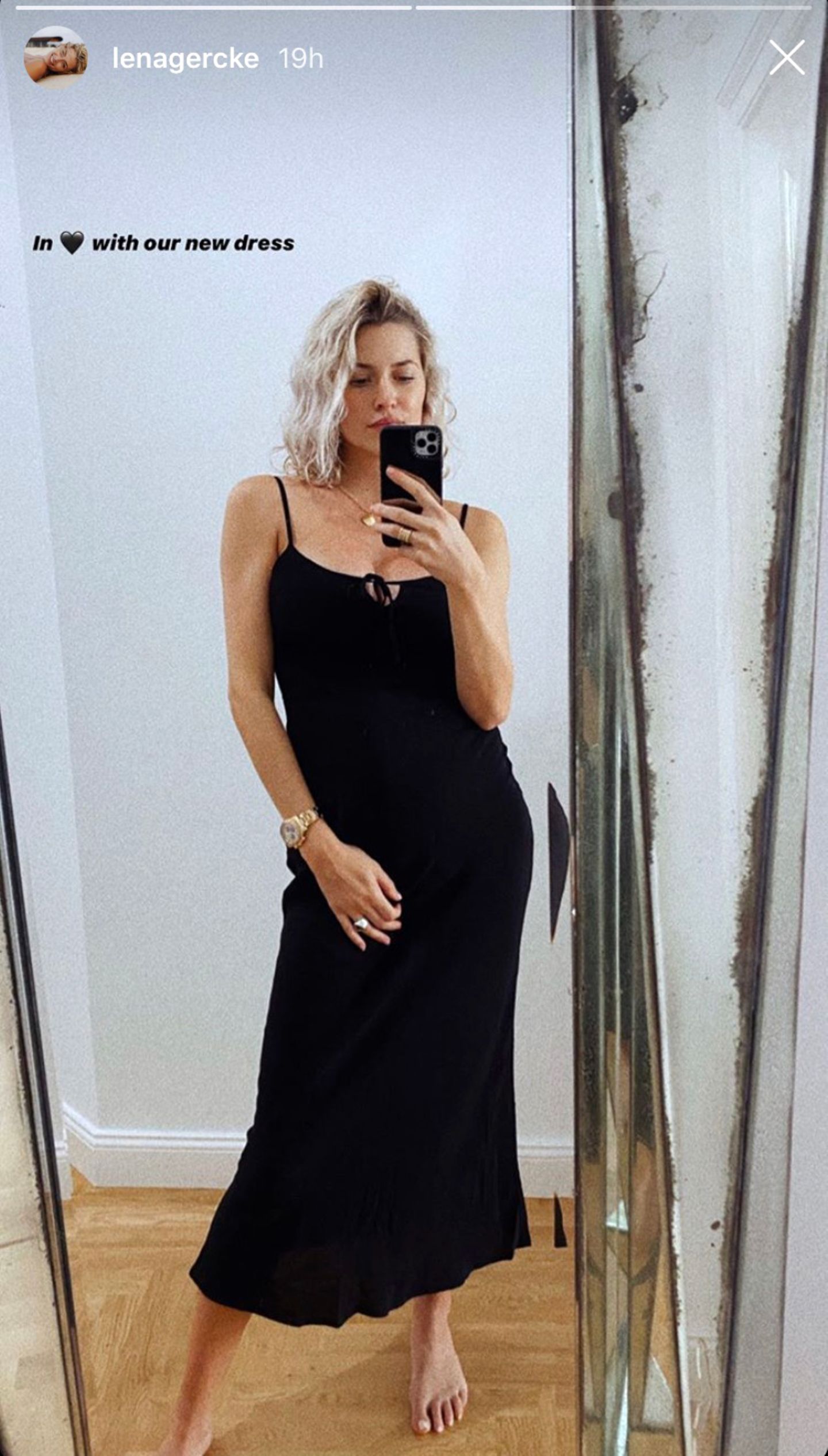 "Ich liebe das neue Kleid!", kommentiert Lena Gercke ihr Selfie bei Instagram. Das schwarze Maxi-Dress aus fließendem Stoff stammt aus ihrer LeGer-Kollektion, wird am Dekolleté geknotet und ist tailliert geschnitten. Die besten Voraussetzungen, um den After-Baby-Body samt Mama-Kurven perfekt in Szene zu setzen. Zum Zeitpunkt dieser Aufnahme ist die Geburt von Tochter Zoe rund zwei Wochen her.