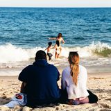 26. Juli 2020  Jennifer Lopez und Alex Rodriguez haben ihren Platz gefunden. Mit diesem schönen Post auf Instagram zeigt die Pop-Queen, wie wichtig ihr die Familie ist. Zufrieden sitzt das Paar am Strand und beobachtet die Kids beim Toben in den Wellen. Es sind eben die kleinen Dinge im Leben, die glücklich machen.