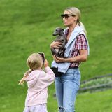 Das schöne Alpenpanorama ist für die kleine Celeste nicht sonderlich interessant, sie hat nur Augen für Hündchen Odino. Fleißig fotografiert sie das neueste Familienmitglied auf Mamas Armen.