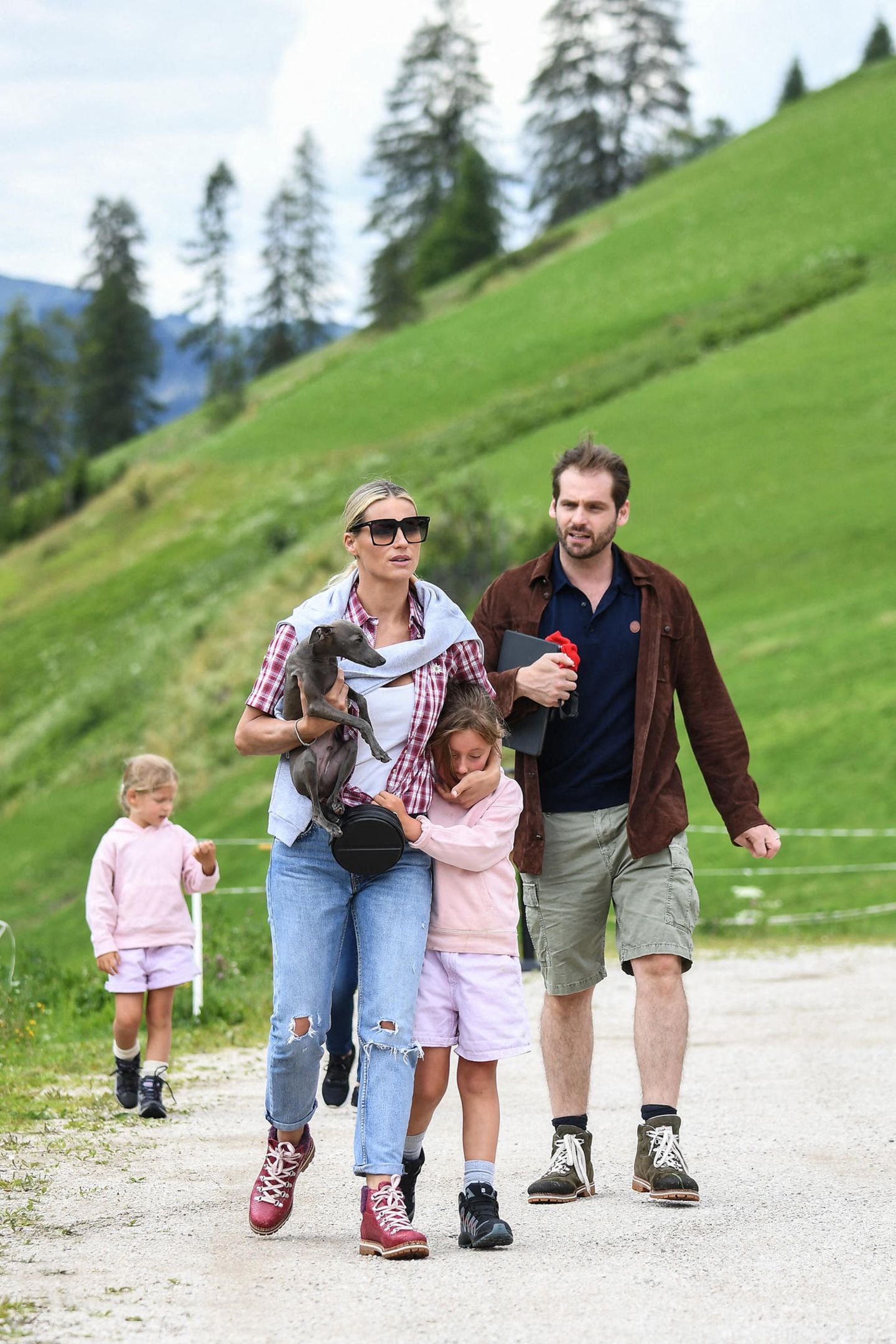 25. Juli 2020  Das schöne Wochenende nutzen Michelle Hunziker und Tomaso Trussardi für einen Familienausflug in die Südtiroler Berge. Auch ihre beiden Töchter haben die Wanderschuhe geschnürt, allerdings scheint sich die Begeisterung zu Beginn noch in Grenzen zu halten. Sole möchte es jedenfalls gemütlich angehen und lieber mit ihrer Mutter kuscheln.