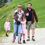 25. Juli 2020  Das schöne Wochenende nutzen Michelle Hunziker und Tomaso Trussardi für einen Familienausflug in die Südtiroler Berge. Auch ihre beiden Töchter haben die Wanderschuhe geschnürt, allerdings scheint sich die Begeisterung zu Beginn noch in Grenzen zu halten. Sole möchte es jedenfalls gemütlich angehen und lieber mit ihrer Mutter kuscheln.