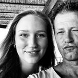 26. Juli 2020  Auf Instagram zeigt Til Schweiger ein Pärchenfoto mit seiner Sandra. Allerdings kann der Regisseur und Schauspieler aktuell nur in Erinnerungen schwelgen, da seine Freundin momentan nicht bei ihm ist. "Missing you!" lautet also die Bildunterschrift zu diesem Schwarz-Weiß-Selfie. 