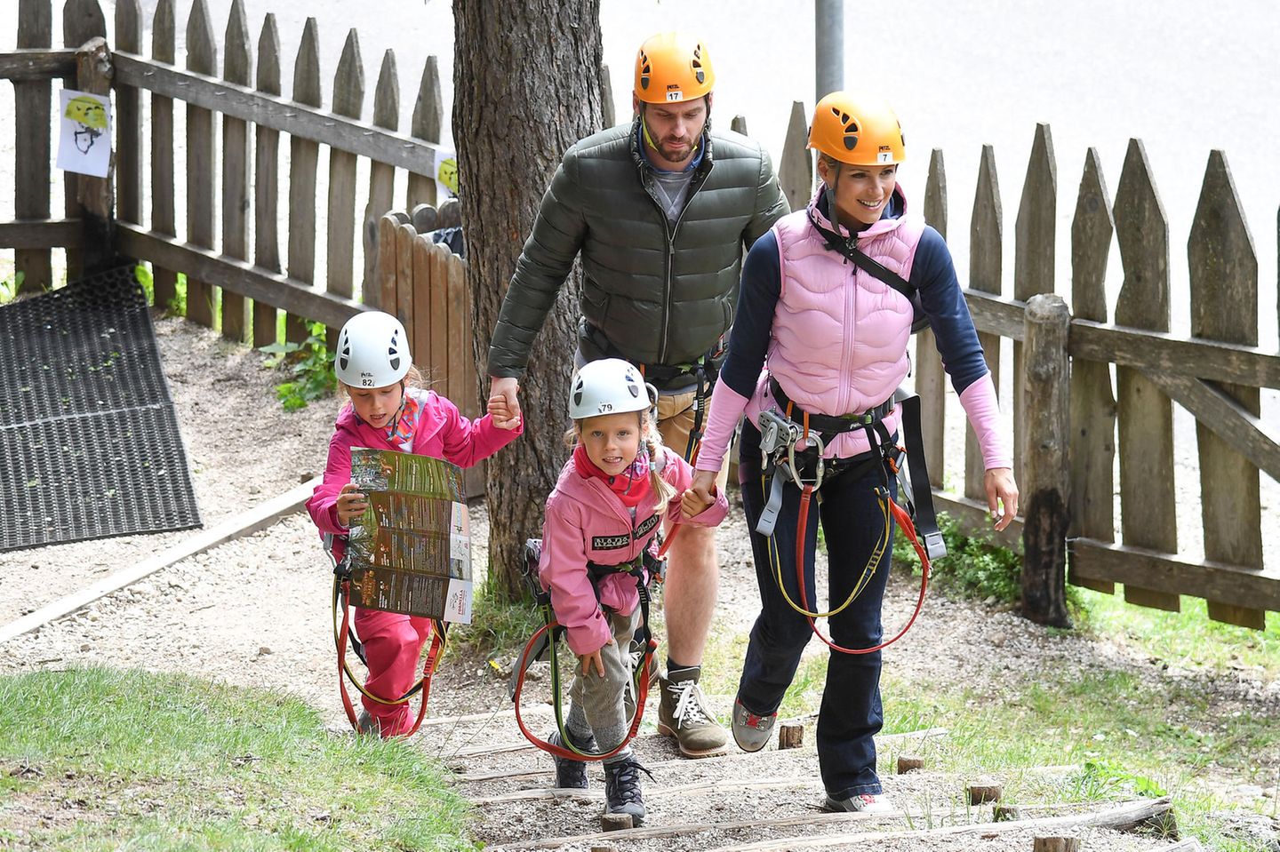 26. Juli 2020  Für Familie Hunziker-Trussardi geht es heute in den Kletterpark. In voller Sicherheitsmontur und mit einem Lageplan in der Hand, erkunden Tomaso Trussardi und Michelle Hunziker mit den Töchtern Sole und Celeste den Hochseilgarten. 