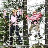 Gut gesichert hangeln sich Michelle Hunziker und Tochter Celeste die Netzwand entlang. 