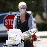 Auf den ersten Blick haben wir die Schauspielerin nicht direkt erkannt, die hier mit Maske verdeckt vom Einkaufen in Los Angeles kommt. Es handelt sich um die US-Amerikanerin Jamie Lee Curtis. 