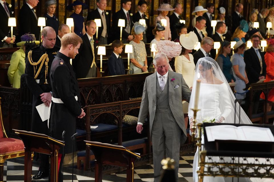 Prinz Harry + Herzogin Meghan: 19. Mai 2018 Prinz Charles übernimmt die ehrenvolle Aufgabe, Meghan Markle zum Altar in der St George's Chapel auf Schloss Windsor zum Altar zu führen. Dort wartet bereits Prinz Harry auf seine Braut. 19. Mai 2018 Prinz Charles übernimmt die ehrenvolle Aufgabe, Meghan Markle zum Altar in der St George's Chapel auf Schloss Windsor zum Altar zu führen. Dort wartet bereits Prinz Harry auf seine Braut.