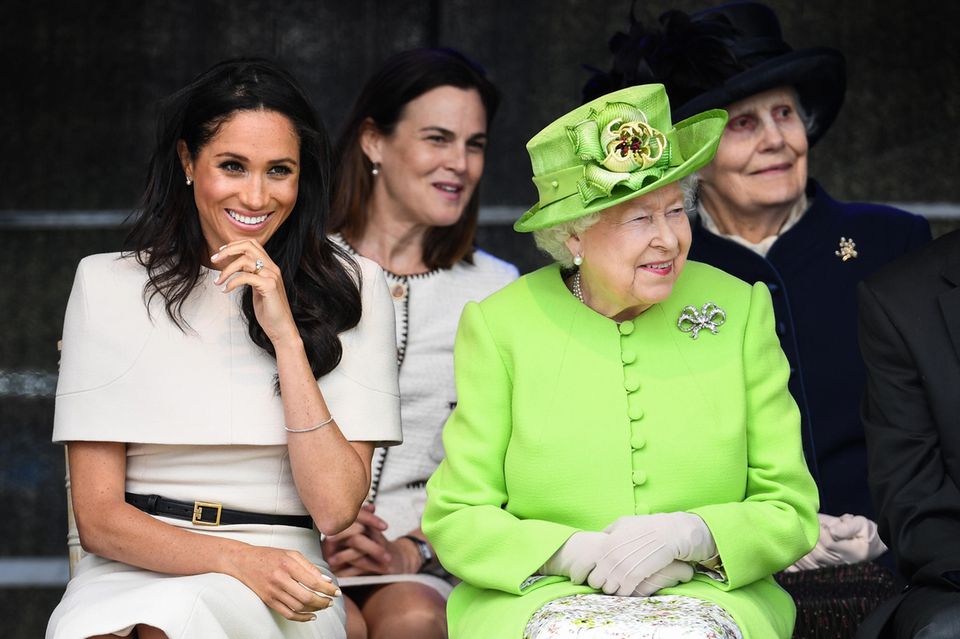 Prinz Harry + Herzogin Meghan: 14. Juni 2018 Queen Elizabeth nimmt mit Herzogin Meghan an einer Zeremonie anlässlich der Eröffnung der neuen Mersey Gateway Bridge in der Stadt Widnes in Halton, Cheshire, teil. Mit der Königin alleine zu einem Termin zu gehen - eine große Ehre. 14. Juni 2018 Queen Elizabeth nimmt mit Herzogin Meghan an einer Zeremonie anlässlich der Eröffnung der neuen Mersey Gateway Bridge in der Stadt Widnes in Halton, Cheshire, teil. Mit der Königin alleine zu einem Termin zu gehen - eine große Ehre.