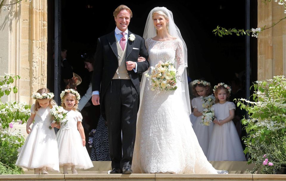 Bei der Hochzeit mit Thomas Kingston 2019 überrascht Gabriella Windsor viele mit der Wahl ihres Hochzeitskleides. Denn die Braut trägt anstatt Weiß ein zartes Blassrosa. Damit tritt sie in die Fußstapfen von Star-Bräuten wie Anne Hathaway und Gwen Stefani.