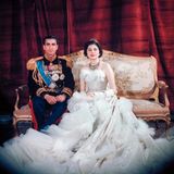 Bei der Hochzeit von Königin Soraya und dem iranischen Schah Mohammad Reza Pahlavi ist das Brautkleid der Hauptakteur gewesen. Der Grund: Das Christian-Dior-Dress dürfte das extravaganteste Cotoure-Kleid sein, das jemals für eine Hochzeit kreiert wurde. Es ist mit 6.000 Diamanten und 20.000 Marabufedern besetzt und wiegt zehn Kilogramm. Die Ehe konnte es nicht leider retten, sie hat nur sieben Jahre gehalten.
