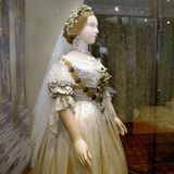 Das Brautkleid von Königin Victoria ist so prägend für die Hochzeitsmode, dass es im Museum ausgestellt wird. Die Spitzenrobe besteht aus Seide und aufgestickten Orangenblüten - eine Blume, die bis heute mit königlichen Bräuten in Verbindung gebracht wird.