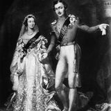 Dass die meisten Bräute heute weiße Hochzeitskleider tragen, haben sie Königin Victoria von Großbritannien und Irland zu verdanken. Bei ihrer Hochzeit mit Prinz Albert 1840 hat sie als eine der ersten mit der in Adelskreisen üblichen Tradition eines roten Brautkleides gebrochen und sich für ein cremefarbenes Modell entschieden.
