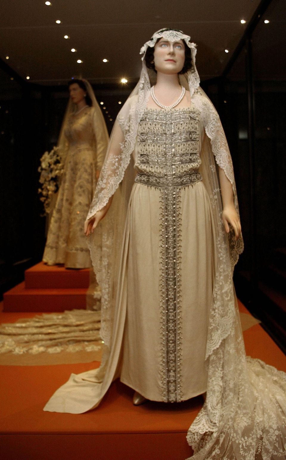 Das Brautkleid von Queen Mum ist heute ebenfalls im Museum zu bestaunen. Vor allem die bestickte Borte, die bis zum Fußende ragt, macht das Kleid zu etwas ganz Besonderem.