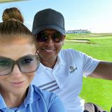27. Juli 2020  Mit einem netten Pärchen-Selfie bedankt sich Alex Rodriguez an seinem 45. Geburtstag für die lieben Glückwünsche. Mit seiner Traumfrau Jennifer an der Seite verbringt er den Tag ganz entspannt auf dem Golfplatz.