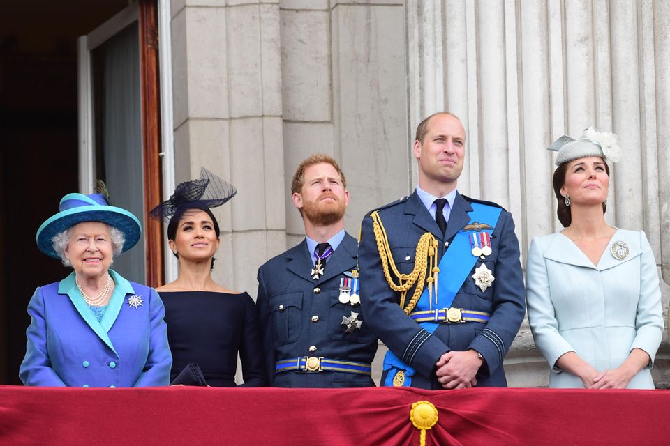 Herzogin Meghan : Die Adern am Hals sind gespannt, die Mimik wirkt wie eingefroren: So sah Herzogin Meghan als Royal aus, hier im Juli 2018 beim 100. Geburtstag der Royal Air Force auf dem Balkon des Buckingham-Palastes. Die Adern am Hals sind gespannt, die Mimik wirkt wie eingefroren: So sah Herzogin Meghan als Royal aus, hier im Juli 2018 beim 100. Geburtstag der Royal Air Force auf dem Balkon des Buckingham-Palastes.