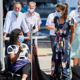 Denn anderes, als man im ersten Moment vermuten könnte, handelt es sich bei ihrem Outfit nicht um ein sommerliches Kleid, sondern um einen Jumpsuit. Für ihren Besuch am Hafen äußerst sinnvoll, denn so bewahrt sich Königin Letizia clever vor einem peinlichen Marilyn-Monroe-Moment und ist vor plötzlichen Windstößen sowie ungewollten Einblicken geschützt.