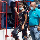 Der Jumpsuit des Labels Uterqüe stellt sich auch als praktisch heraus, als Königin Letizia auf einen Kutter steigt. Ihre Espadrilles von Macarena geben ihr hierbei genügend Halt und sind noch dazu ein schicker Hingucker.