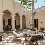 Mitten in Sharjah, der Kulturhauptstadt der Vereinigten Arabischen Emirate, gelegen, überzeugt das 5-Sterne-Resort mit einem beeindruckenden, arabischen Interior und exzellentem Service. Das entspannt-luxuriöse Café lädt zum Verweilen ein. The Chedi Al Bait Resort in Sharjah, VAE