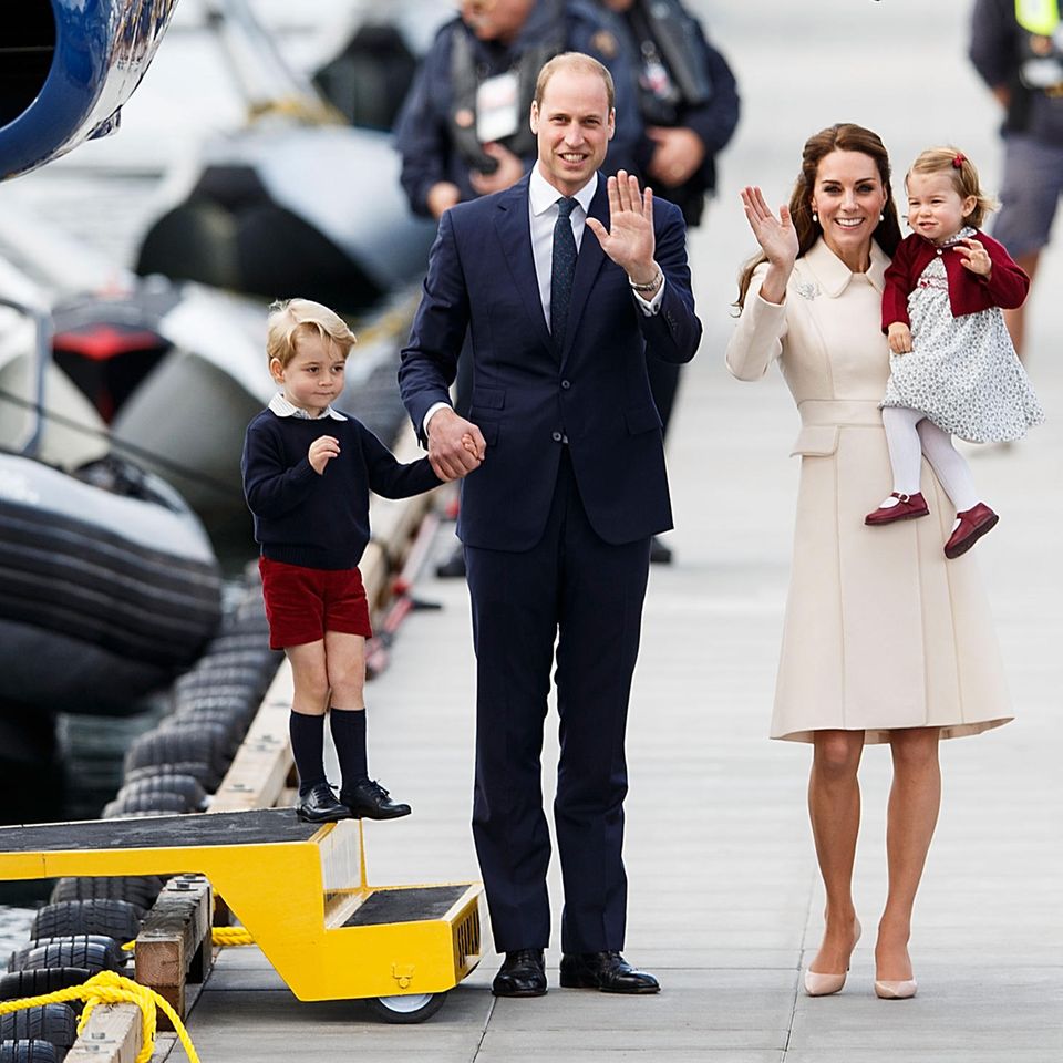 Die Familie Cambridge (v.l.n.n.r): Prinz George, Prinz William, Herzogin Catherine und Prinzessin Charlotte. Hier sind sie während einer Tour durch Kanada im Oktober 2016 zu sehen. Eine Reise ins Ausland fällt dieses Jahr aus.