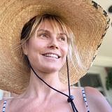Von der Sonne geküsst: So wunderschön und ungeschminkt zeigt sich Heidi Klum auf Instagram. Und natürlich wollen wir nicht nur wissen, wo sie den schattenspendenden Hut her hat, sondern auch, wie sie es schafft, keinen Tag älter zu werden. 