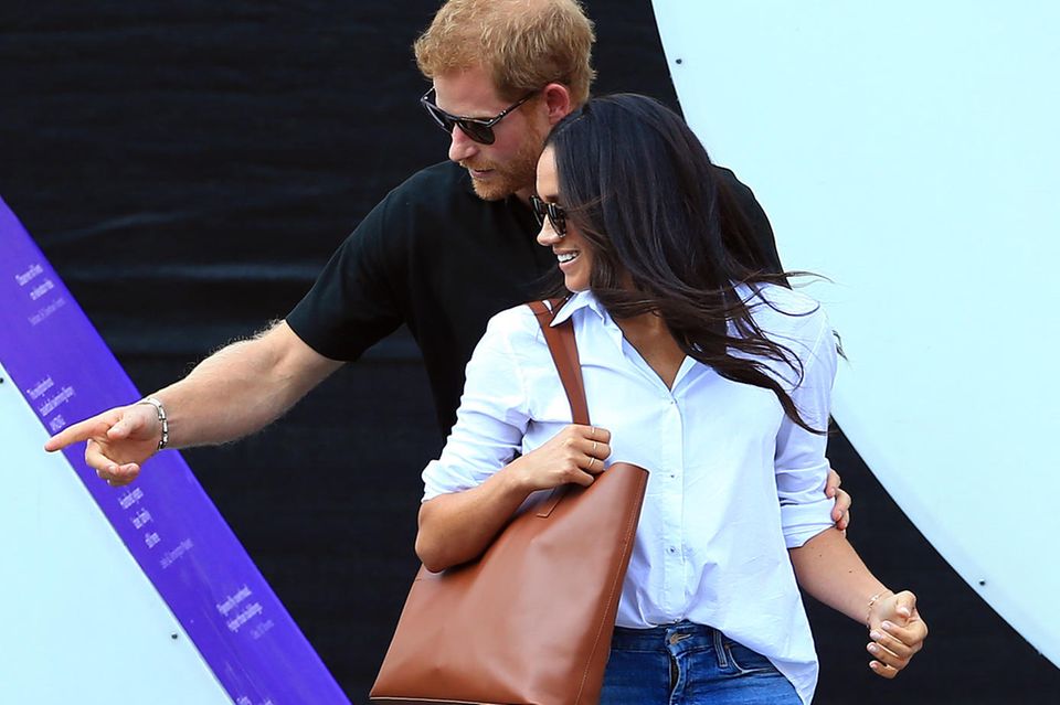 Herzogin Meghan : Herzogin Meghan im "Husband"-Shirt von Misha Nonoo: Ein Hinweis auf eine frühere Verlobung mit Prinz Harry? - hier bei den Invictus Games 2017. Herzogin Meghan im "Husband"-Shirt von Misha Nonoo: Ein Hinweis auf eine frühere Verlobung mit Prinz Harry? - hier bei den Invictus Games 2017.
