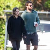 31. Juli 2020  Liam Hemsworth und Freundin Gabriella Brooks haben sich in Byron Bay mit Liams Bruder Chris Hemsworth in einer Bäckerei getroffen. Anschließend schlendert das Paar mit einem Kaffee in der Hand davon.    
