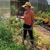Während der Corona-Isolation hat sich Katherine Heigl immer mehr mit dem Thema des biologischen Gartenanbaus befasst. Dabei muss die Schauspielern feststellen, dass die Vorstellung und Realität doch weit auseinander liegen. Was als Traum beginnt, die Familie mit selbst angebauten Lebensmittel ernähren zu können, wird schnell zur Überforderung. Doch Katherine Heigl gibt nicht auf und sucht sich Hilfe bei benachbarten Landwirten. Nun steht dem Traum vom heimischen Bio-Garten nichts mehr im Wege. 