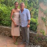 Ana Ivanovic und Bastian Schweinsteiger genießen den Sommer auf Mallorca. Am Geburtstag des ehemaligen Nationalspielers werfen sich die beiden für ein Dinner-Date in Schale: Sie trägt ein schulterfreies, knielanges Kleid in zartem Rosa und hellgrüne Heels, er trägt ein luftiges Hemd in Hellblau und eine graue Hose. Schick! 