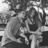 Das deutsche Model Lorena "Rae" Rape urlaubt mit ihrem Freund CJ auf Ibiza. Der scheint auf diesem Bild nur Augen für seine wunderschöne Freundin zu haben: In einem schwarzen Kleid und mit wehenden Haaren macht die wie immer eine tolle Figur! 