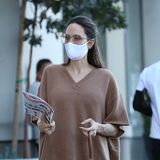 So lässig im Ton-in-Ton-Look war Angelina Jolie kürzlich in Los Angeles unterwegs. Dabei fällt auf: Diese wunderschöne Luxus-Tasche kennen wir doch …