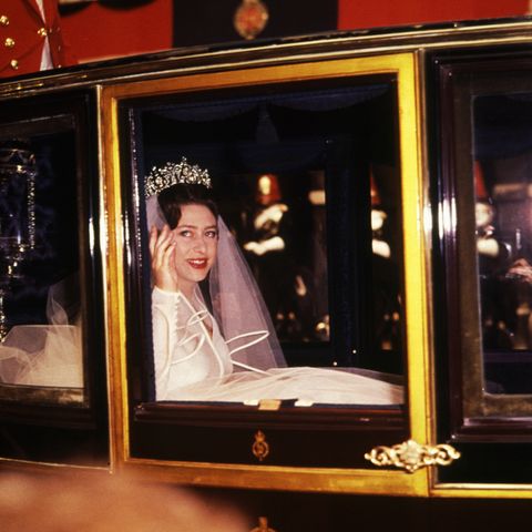 Prinzessin Margaret auf dem Weg zur Westminster Abbey, um am 6. Mai 1960 Anthony Armstrong-Jones zu heiraten.