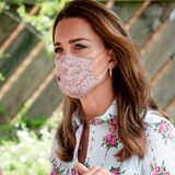 Im Jahr 2020 darf ein ganz anderes Accessoire auf keinen Fall fehlen: der Mund-Nasen-Schutz. Kate hat sich für ein Modell mit Blumenmuster entschieden. 