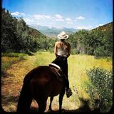Kate Hudson hat eine tierische Verwandlung durchlaufen, als Zentaur reitet sie nun durch die weite Wildnis Colorados. Naja, die Perspektive der Fotoaufnahme lässt die Schauspielerin zumindest als fabelhaftes Mischwesen erscheinen.