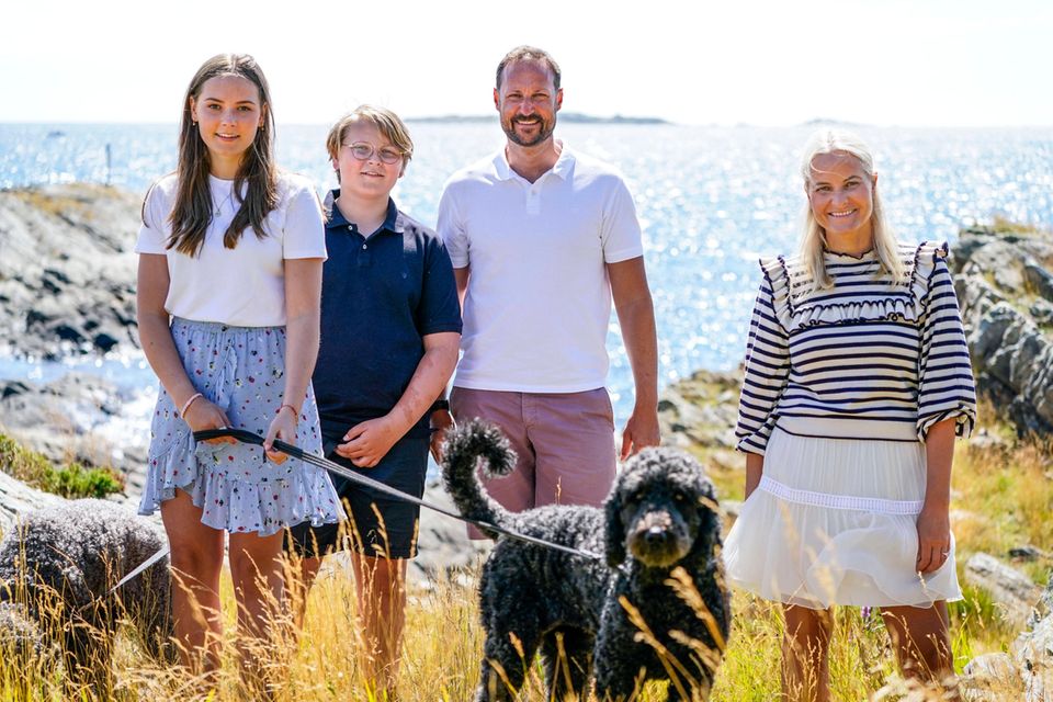 Michelle Hunziker, Sylvie Meis + Co.: V.l.: Prinzessin Ingrid Alexandra, Prinz Sverre Magnus, Kronprinz Haakon und Kronprinzessin Mette-Marit V.l.: Prinzessin Ingrid Alexandra, Prinz Sverre Magnus, Kronprinz Haakon und Kronprinzessin Mette-Marit