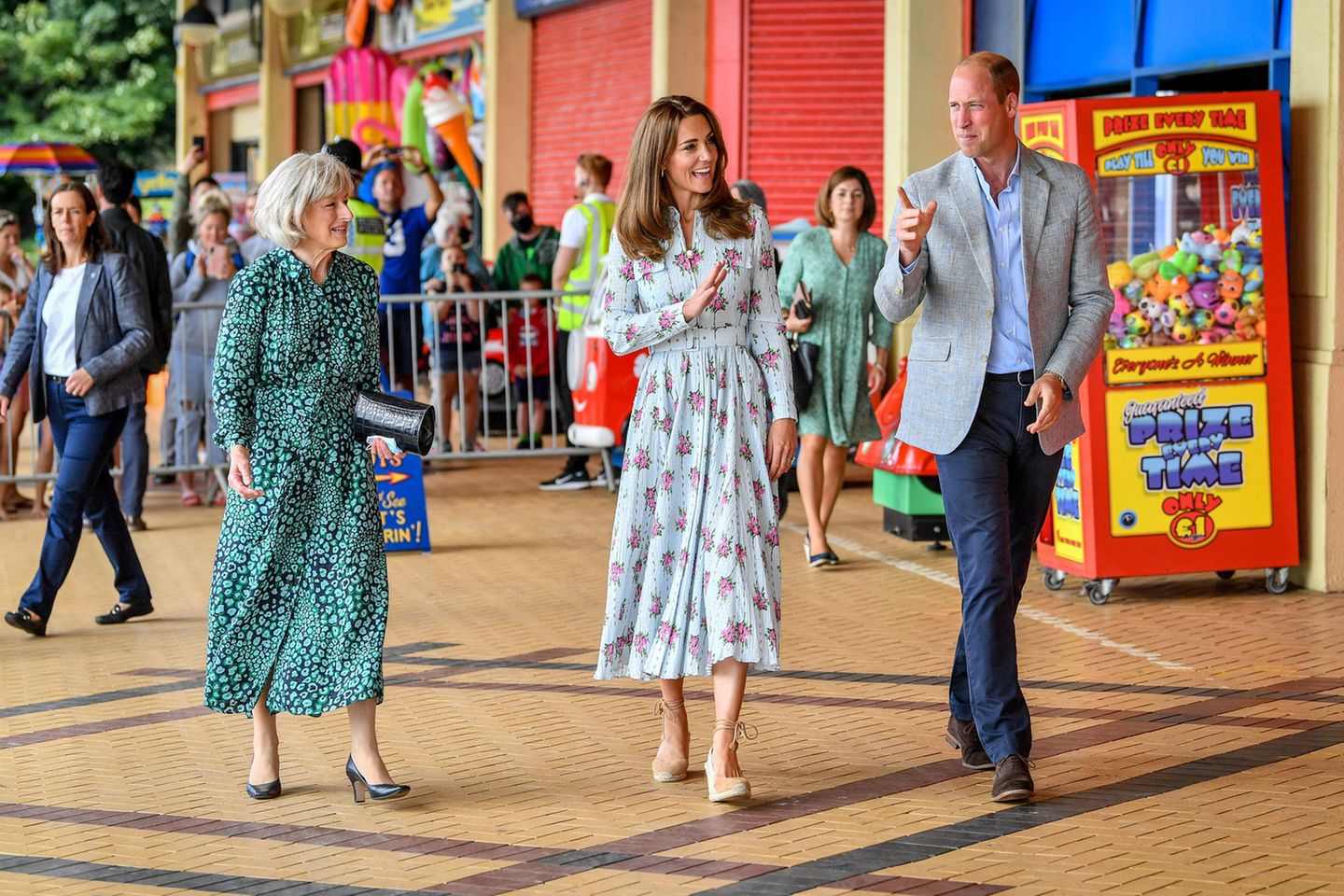 5. August 2020  Herzogin Catherine und Prinz William sind nach Barry Island gereist, einer zu Wales gehörigen Halbinsel. Das Paar unterhält sich dort mit Mitarbeitern der Island Leisure Amusement Arcade, einer Spielhalle, über die Auswirkungen des Coronavirus. 