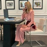Homeoffice in Jogginghose? Für Ivanka Trump keine Option! Die Tochter des US-Präsidenten trägt bei einer Videokonferenz einen eleganten Hosenanzug in rosé, dazu kombiniert sie spitze Lack-Pumps. Besonderes Highlight: Ihre Taille betont sie mit einem großen, bordeauxfarbenen Stoffgürtel, dessen Farbe sich zudem in den Abnähern ihrer Hose wiederfindet. Ein rundum durchdachtes Outfit, schließlich ist auch die Farbe des Hosenanzuges nicht zufällig gewählt. In der Videokonferenz wurden Zuschüsse in Milliardenhöhe für Unternehmen, die von Frauen geführt werden, genehmigt. Frauenpower pur eben – da muss auch das Outfit passen!