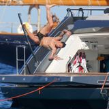 Zlatan Ibrahimovic zeigt uns einen spektakulären Sprung ins kühle Nass. Der Fußballspieler verbringt gerade den Urlaub mit seiner Familie in St. Tropez.