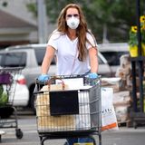 Brooke Shields geht beim Einkaufen in New York auf Nummer sicher und trägt neben dem Mundschutz auch noch Latexhandschuhe. 