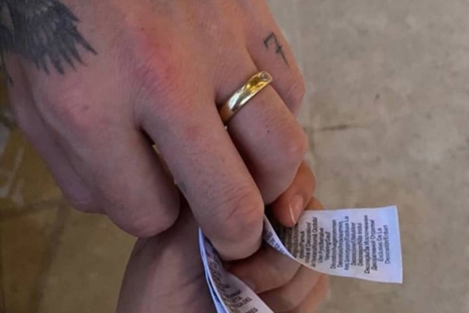 Brooklyn Beckham: Brooklyn Beckhams Hand ziert neuerdings ein verdächtiger goldener Ring. Brooklyn Beckhams Hand ziert neuerdings ein verdächtiger goldener Ring.