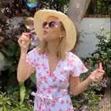 8. August 2020  Reese Witherspoon versprüht gute Laune! Seifenblasen wecken nicht nur Kindheitserinnerungen, sondern machen auch jede Menge Spaß. Mit diesem sommerlichen Schnappschuss senden wir schöne Sonntagsgrüße!