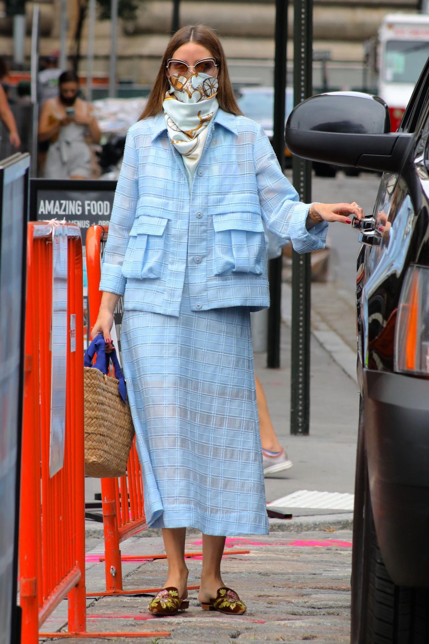 It-Girl Olivia Palermo ist berühmt für ihren guten Modegeschmack. Stets elegant mit einem Hauch Extravanganz macht sie die Straßen von New York unsicher. Selbst in der Not wird sie erfinderisch und funktioniert den Mundschutz, zum absoluten Fashion Must-have um. Zum hellblauen Kostüm und "Alberta Feretti"-Slipper kombiniert sie ein farblich abgestimmtes Seidentuch. 