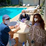 9. August 2020  Selbst beim Kartenspielen am Pool achten Salma Hayek, ihr Vater Sami und ihr Bruder Sami jr. auf Hygienemaßnahmen wie Maske, Handschuhe und Desinfektionsmittel. Ob das Spiel wohl deswegen "just in case", also "nur für den Fall" heißt?
