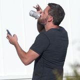 Das nennen wir mal multitaskingfähig. Ben Affleck besucht seine Freundin Ana de Armas am Filmset in Malibu. Während er auf sie wartet, raucht der Schauspieler eine Zigarette, trinkt dabei noch eine Diät-Cola und bedient mit der anderen Hand sogar sein Handy.  