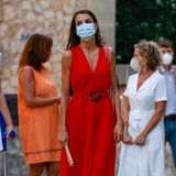 Während eines Besuchs auf Mallorca zeigt sich Königin Letizia in einem sommerlichen Look. Das rote Kleid mit Taillengürtel ist von Adolfo Dominguez und kostet rund 380 Euro. Doch nicht nur das Kleid stammt aus spanischer Feder... 