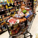 Familie Teigen geht nicht oft zum Einkaufen in den Supermarkt, doch wenn es soweit ist, dann wird der Wagen voll beladen. Luna muss sich den Einkaufswagen also mit allerlei Köstlichkeiten teilen, die Mama Chrissy Teigen anschleppt. 