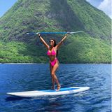 Wow! "Pussycat Dolls"-Sängerin Nicole Scherzinger lässt auf der Insel St. Lucia in der Karibik die Seele baumeln – und trainiert ganz nebenbei ihren muskulösen Körper. Beim Stand Up Paddling genießt Scherzinger nicht nur die atemberaubende Natur, sondern beansprucht auch noch so gut wie jeden Muskeln ...