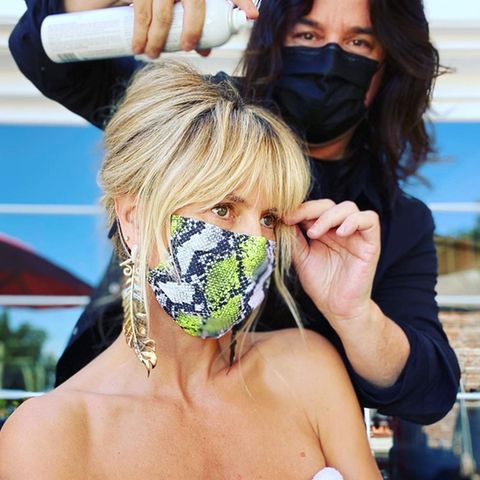 Tierisch gut geschützt zeigt sich Heidi Klum beim Styling mit Lorenzo Martin. Mit neongelber Maske im Snakeskin-Look bereitet sie sich auf eine neue Show von "America's Got Talent" vor.